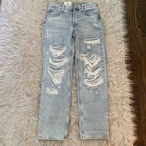 H&M High Waist ripped “90’s Boyfriend Jeans”.